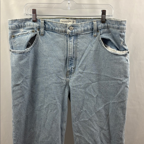 Women’s Abercrombie & Fitch 90s Relaxed High Rise Light Wash Size 33/16L - Picture 2 of 12